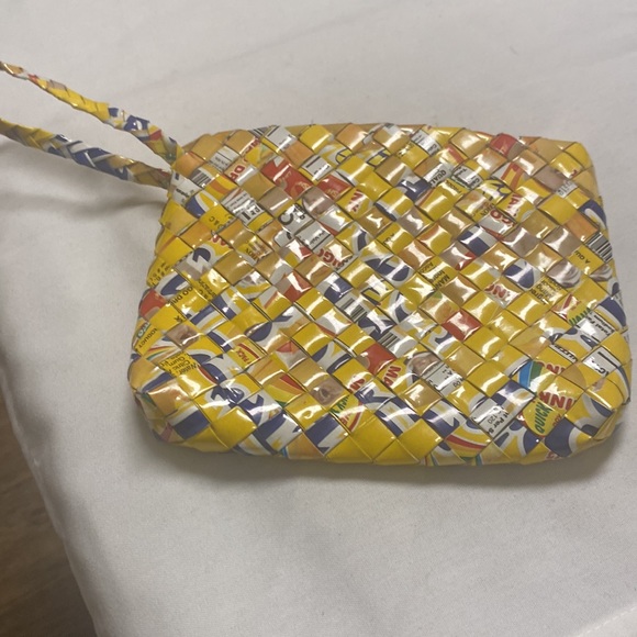 Half the sky designs rebagz recycled woven candy wrapper wristlet size 7x5.5 - Picture 5 of 5